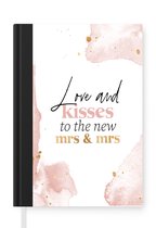 Notitieboek - Schrijfboek - Quotes - 'Love and kisses to the new Mrs & Mrs' - Trouwen - Spreuken - Notitieboekje klein - A5 formaat - Schrijfblok