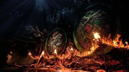 Grote groene munten met draken- en feniksversieringen, verlicht door fakkels in een grot.