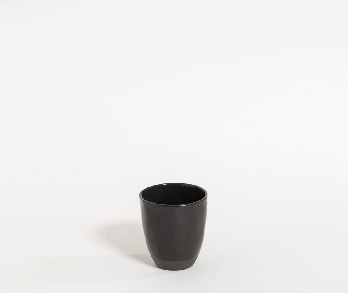 The Table atelier - kopje - Ø 7 - 130 ml - handgemaakt - zwart