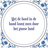 Tegel met spreuk |Spreuktegels | Wanddecoratie | Met de hoed in de hand komt men door het ganse land