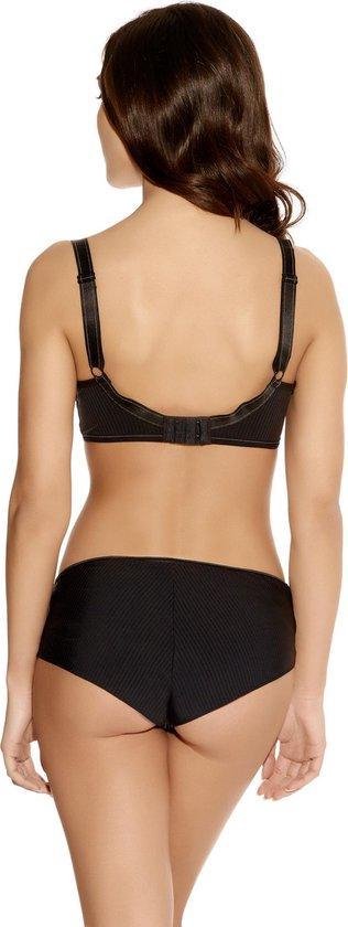Achterkant van model in zwarte beha met ribbels en bijpassende short.