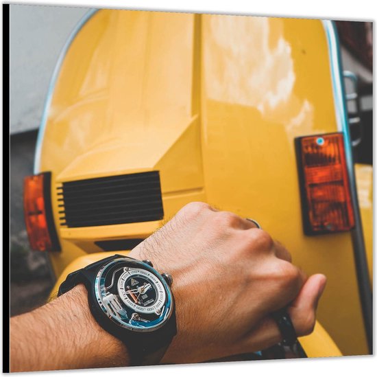 Dibond –Hand met Horloge bij Scooter-50x50 Foto op Aluminium (Wanddecoratie van metaal)