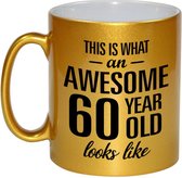 This is what an awesome 60 year old looks like cadeau gouden mok / beker - 330 ml - verjaardag - kado koffiemok / theebeker