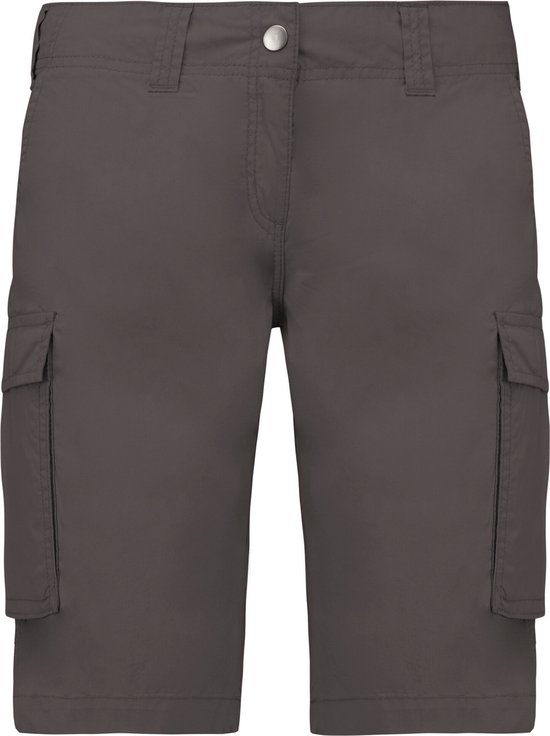 Avant d'un bermuda gris pour femme avec fermeture boutonnée et zippée et poches cargo.