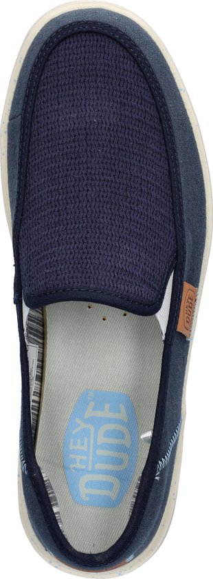 Mocassin bleu HEYDUDE avec une tige en tissu et un détail en tricot sur le cou-de-pied.