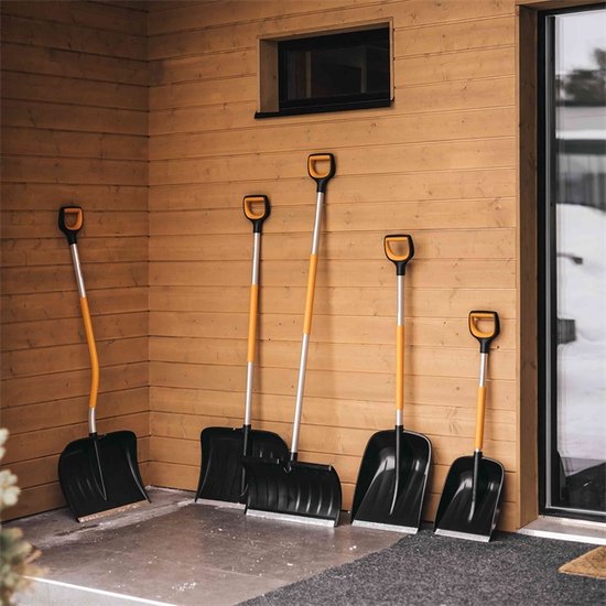FISKARS gebogen sneeuwschuiver - X-serie - 1,53m van Fiskars — afbeelding 2