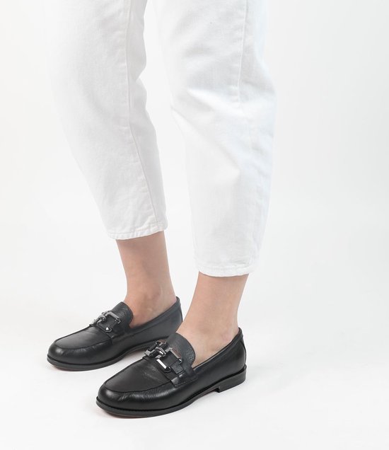 Manfield - Femme - Mocassins en cuir noir avec chaîne carrée - Taille 40