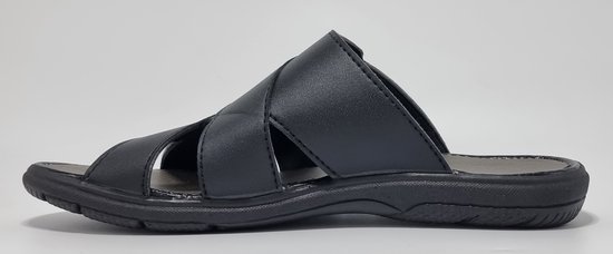 Zwarte lederen slipper met gekruiste banden, van de zijkant bekeken.