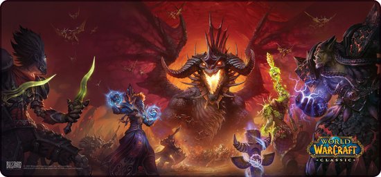 Grote muismat met een epische strijd met een draak, tovenaars, krijgers en magische effecten. De World of Warcraft Classic logo is zichtbaar.