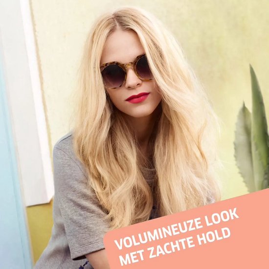 Vrouw met volumineus, blond haar en zonnebril, met de tekst "Volumineuze look met zachte hold".