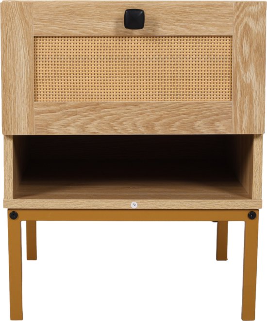 Nachtkastje met rotan front, één lade, houten blad, open vak en gouden poten.