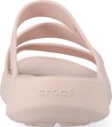 Roze Crocs slippers met drie bandjes.