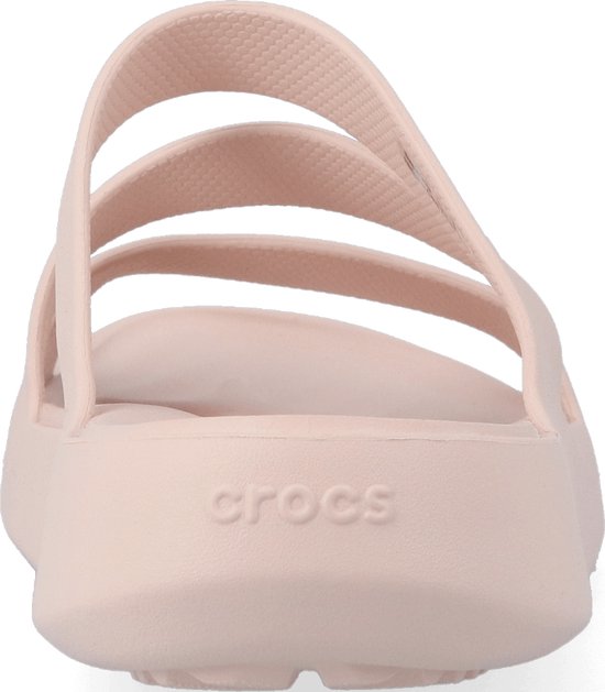 Roze Crocs slippers met drie bandjes.