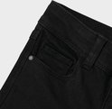 Gedetailleerd beeld van de voorkant van een zwarte jeans, met een klein zakje en stiksels.