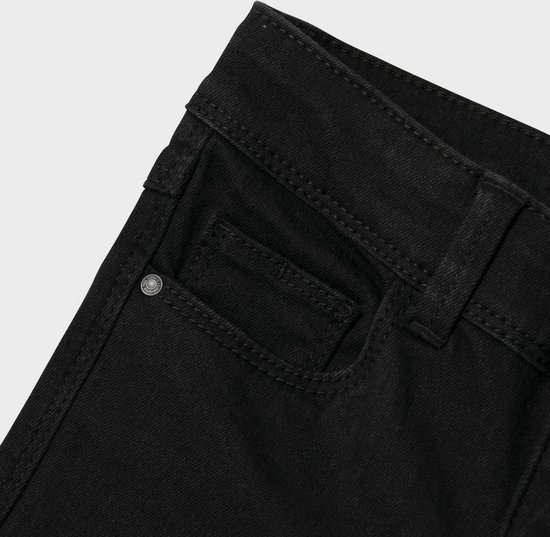 Gedetailleerd beeld van de voorkant van een zwarte jeans, met een klein zakje en stiksels.