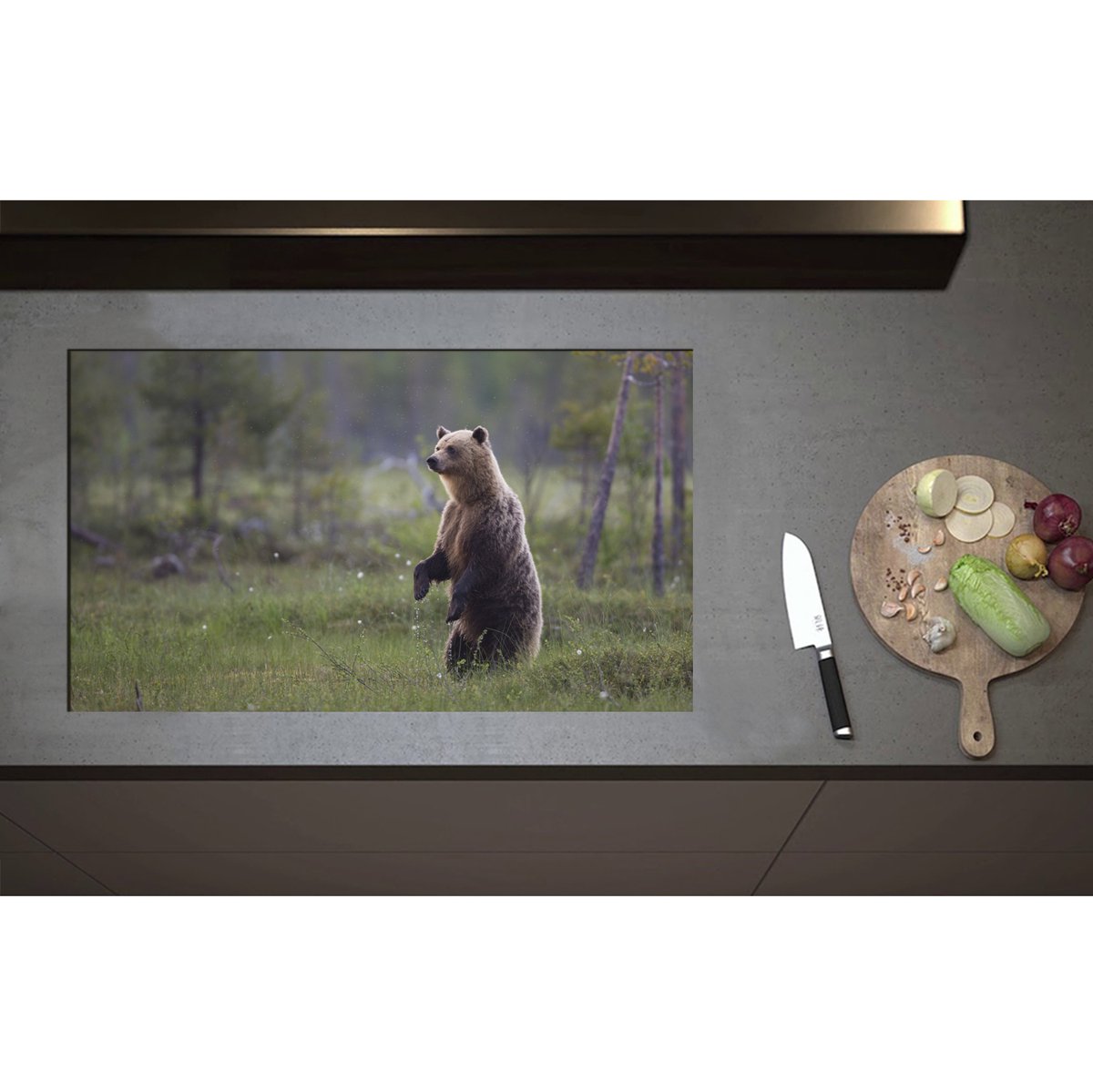 Inductieplaat Beschermer - Bruine Beer Staand in de Bossen - 85x50 cm - 2 mm Dik - Inductie Beschermer - Bescherming Inductiekookplaat - Kookplaat Beschermer van Zwart Vinyl