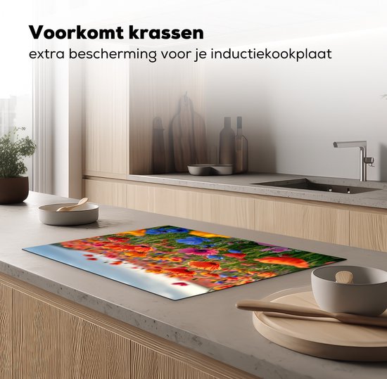 Een kookplaatafdekking met een veld vol rode, oranje, roze en blauwe klaprozen.
