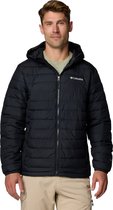 Man in het zwart met zwarte Columbia jas en beige cargobroek.