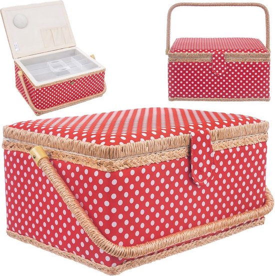 Ensemble de boîtes à couture rouges à pois blancs et accents en rotin, ouvertes et fermées.