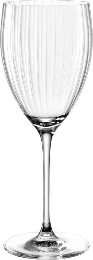 Leeg glas met verticale ribbels op witte achtergrond.