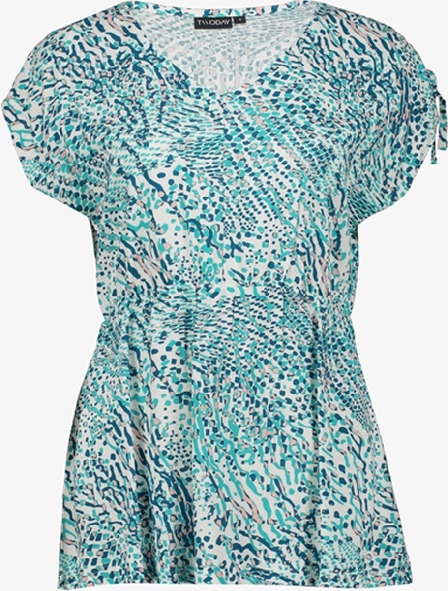 Witte dames top met een all over printje in de kleuren blauw en beige. Voorzien van een ronde hals, koordjes bij de mouwen waar je een strikje in kan maken en elastiek in de taille. Dit artikel bevat LENZING ECOVERO vezels. LENZING ECOVERO vezels zijn gemaakt met minstens 50% minder CO2 uitstoot en water consumptie. <br /> <br /> <b>Onderdeel van onze nieuwe 2024 zomercollectie!</b> - 0