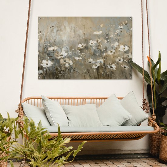 Een tuinposter met witte bloemen, hangend aan een schommelbank op een terras.