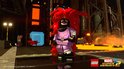 LEGO-figuur met paarse outfit, zwarte masker en grote rode haarpartij.