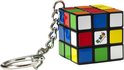 Kleine Rubik's kubus sleutelhanger met gekleurde vlakken en het Rubik's logo op een witte achtergrond.