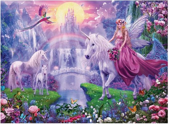 Een fee met roze jurk rijdt op een witte eenhoorn, met twee andere eenhoorns en een kasteel op de achtergrond.
