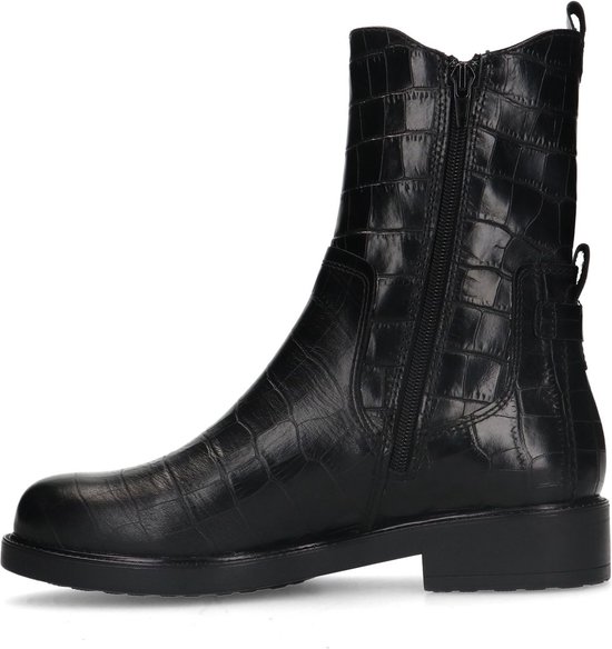 Zwarte chelsea boot met crocoprint, rits aan de zijkant en elastische inzet.