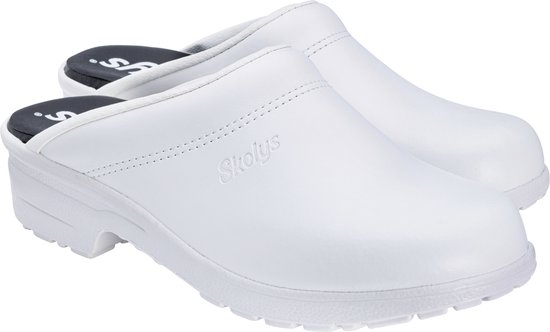 Paar witte Skolys klompen, zijaanzicht, met logo op de zijkant.