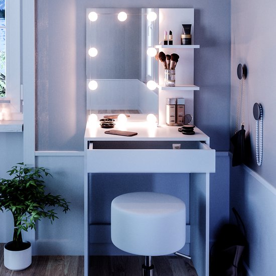 Witte kaptafel 'Isabelle' met spiegel, LED-verlichting en kruk, met make-up op de tafel.