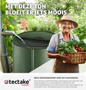 Vrolijke vrouw met mand vol groenten naast groene opvouwbare regenton.