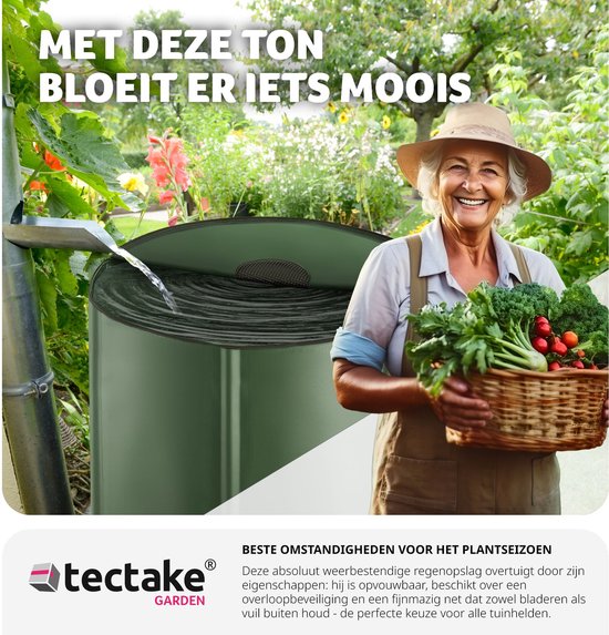 Vrolijke vrouw met mand vol groenten naast groene opvouwbare regenton.