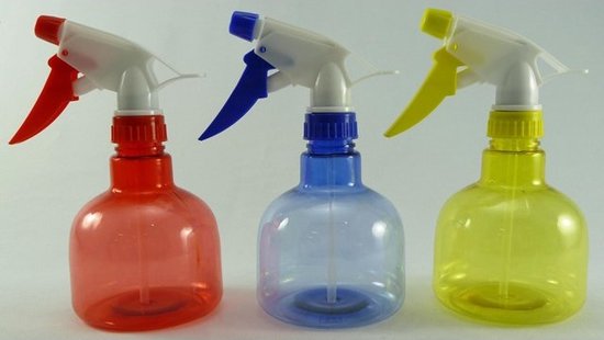Drie bolvormige plantenspuiten van 400 ml in transparant rood, blauw en geel met witte spuitkoppen.