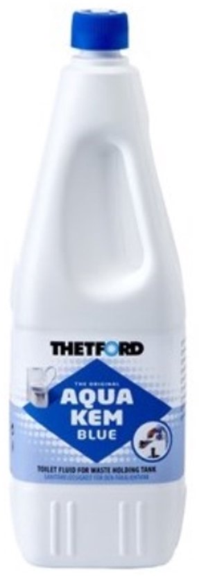 Witte kunststof fles met een blauw label met 'Thetford Aqua Kem Blue', op een witte achtergrond.