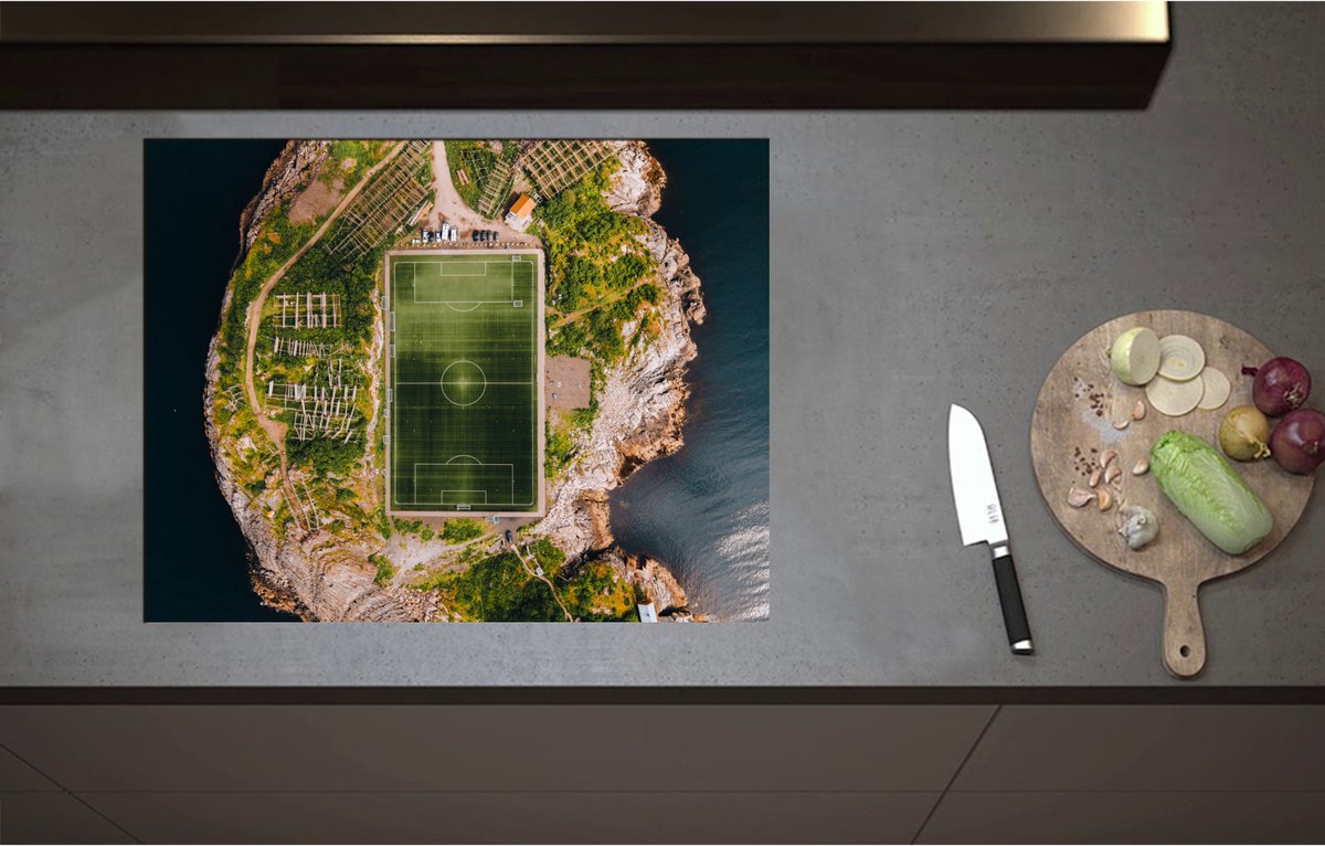 Inductieplaat Beschermer - Bovenaanzicht van het Henningsvaer Voetbal Stadion in Noorwegen - 71x55 cm - 2 mm Dik - Inductie Beschermer - Bescherming Inductiekookplaat - Kookplaat Beschermer van Wit Vinyl