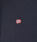 Detail van een donkerblauwe hoodie met een kleine vlagbadge.