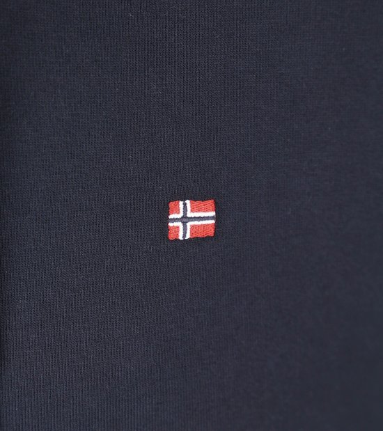 Detail van een donkerblauwe hoodie met een kleine vlagbadge.