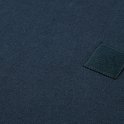 Detail van donkerblauwe stof met een ingeweven vierkant logo.