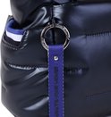 Close-up van de blauwe, gewatteerde tas, met een ring en een blauw label met tekst.
