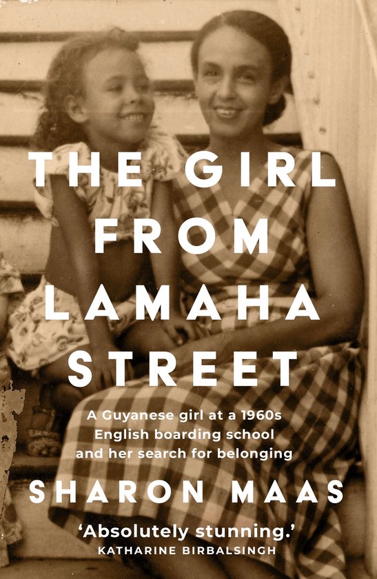 Een zwart-witfoto van een vrouw en een jong meisje die lachend naar de camera kijken. De titel luidt 'THE GIRL FROM LAMAHA STREET'.