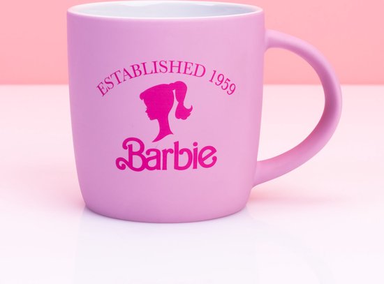 Tasse Barbie rose avec logo Barbie et profil de Barbie.