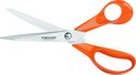 Oranje Fiskars schaar met roestvrijstalen lemmet en openingen in de handvatten.