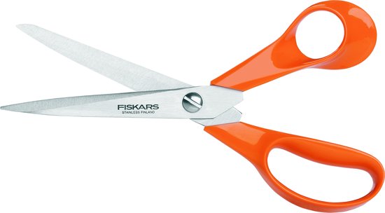 Oranje Fiskars schaar met roestvrijstalen lemmet en openingen in de handvatten.