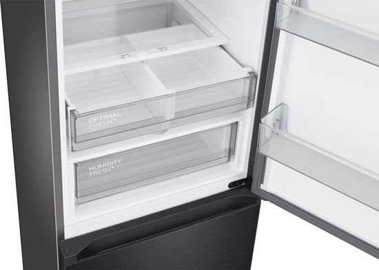 Close-up van de binnenkant van de zwarte Samsung koelkast, met de 'Optimal Fresh+' en 'Humidity Fresh+' lades zichtbaar. De lades zijn leeg en transparant.