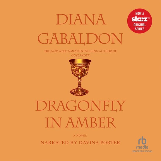 Dragonfly in Amber, par Diana Gabaldon. Une coupe ornementée est représentée sur un fond orange. Maintenant une série originale Starz.