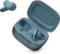 Eén blauw oordopje naast een geopende blauwe laadcase met een oordopje erin.