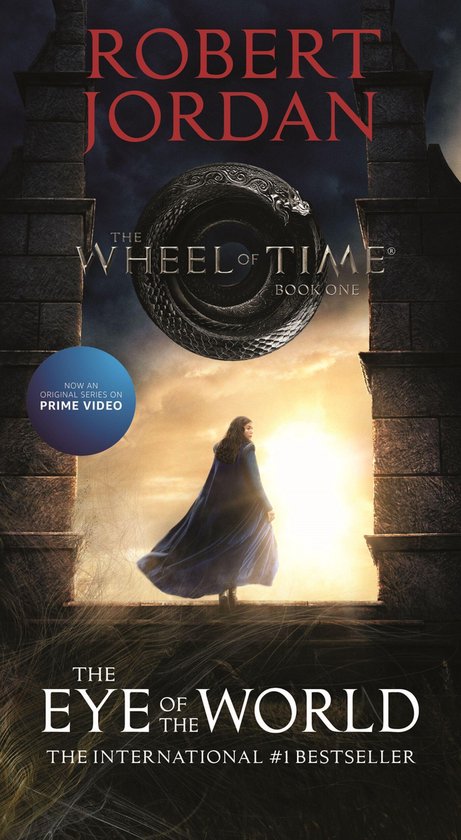 De cover van "The Eye of the World", boek één van "The Wheel of Time". Een vrouw in een donkere mantel staat in een stenen poort, naar een zonsopgang kijkend. "Robert Jordan", "The Wheel of Time", "Book One", "The Eye of the World" en "The International #1 Bestseller" zijn de titels op de cover.