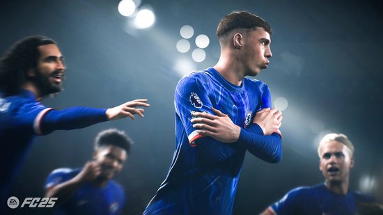 Speler in blauw Chelsea-shirt met '3' op mouw viert juichend, met teamgenoten op achtergrond.